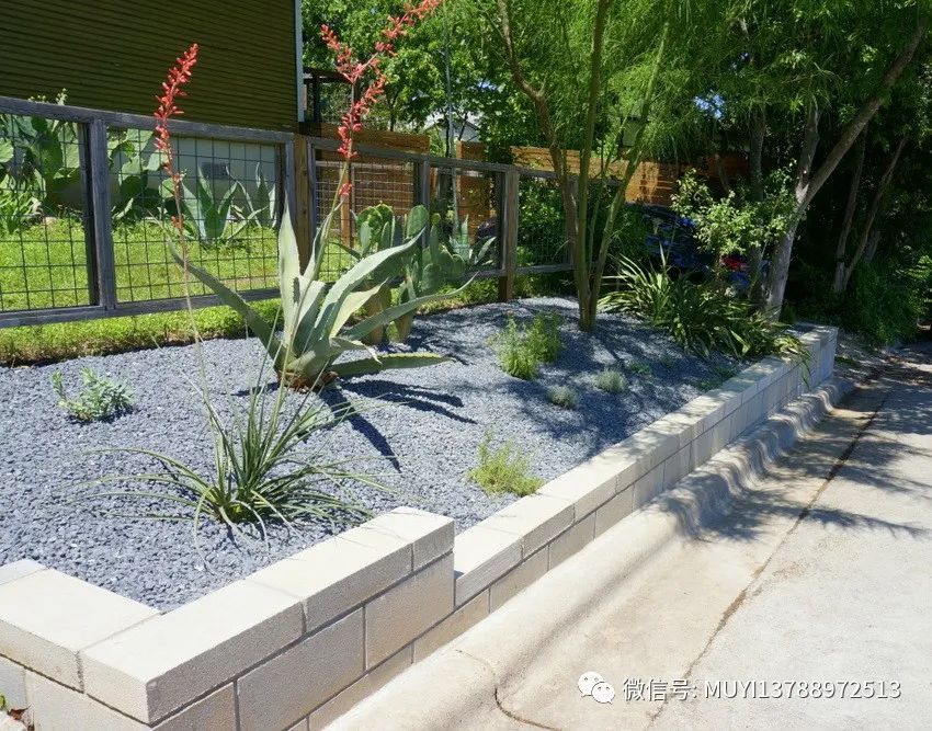 用輕質磚和碎石打造一個現代風格別墅花園