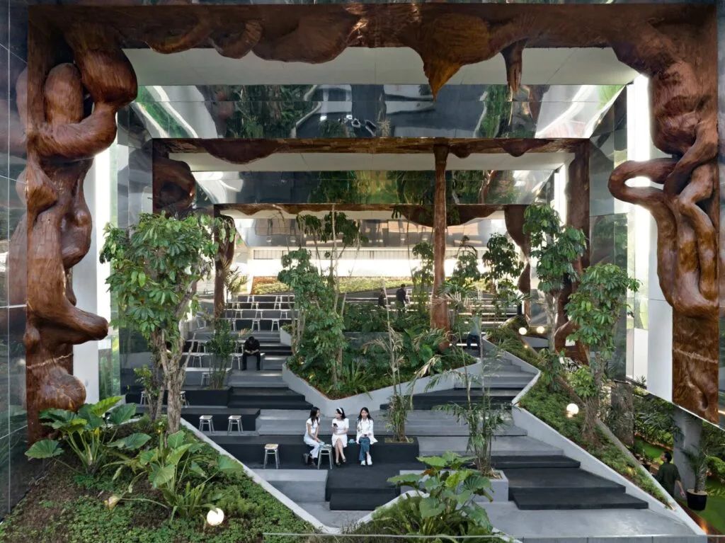 被雕塑環繞的印尼花園咖啡館 Tanatap Frame Garden